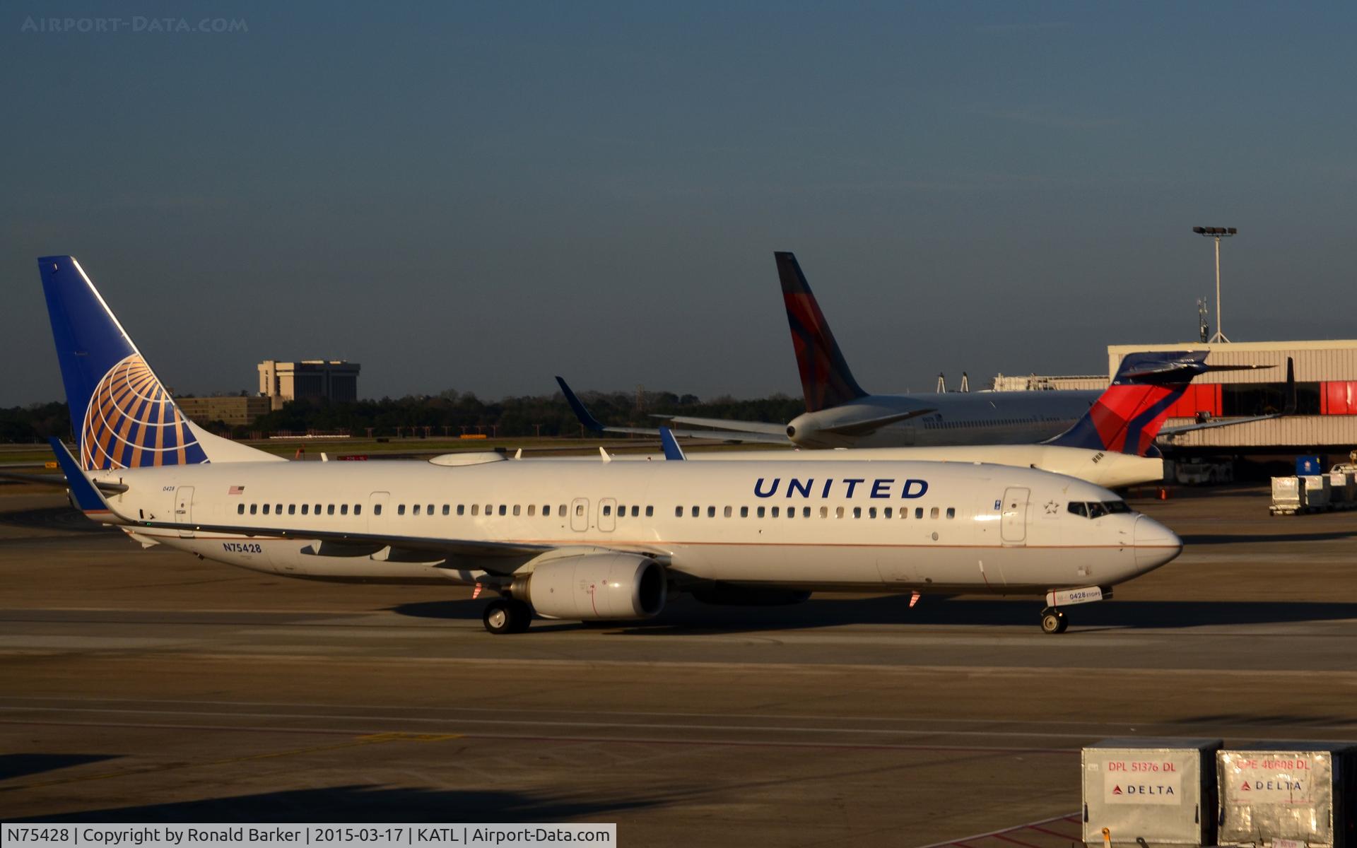 N75428, 2008 Boeing 737-924/ER C/N 31633, Taxi Atlanta