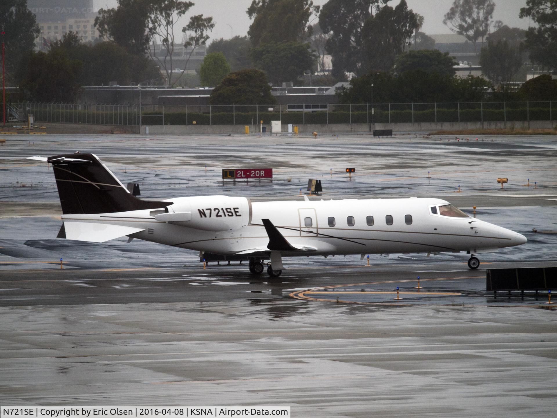 N721SE, 1999 Learjet Inc 60 C/N 168, Learjet 60 taxing for takeoff.
