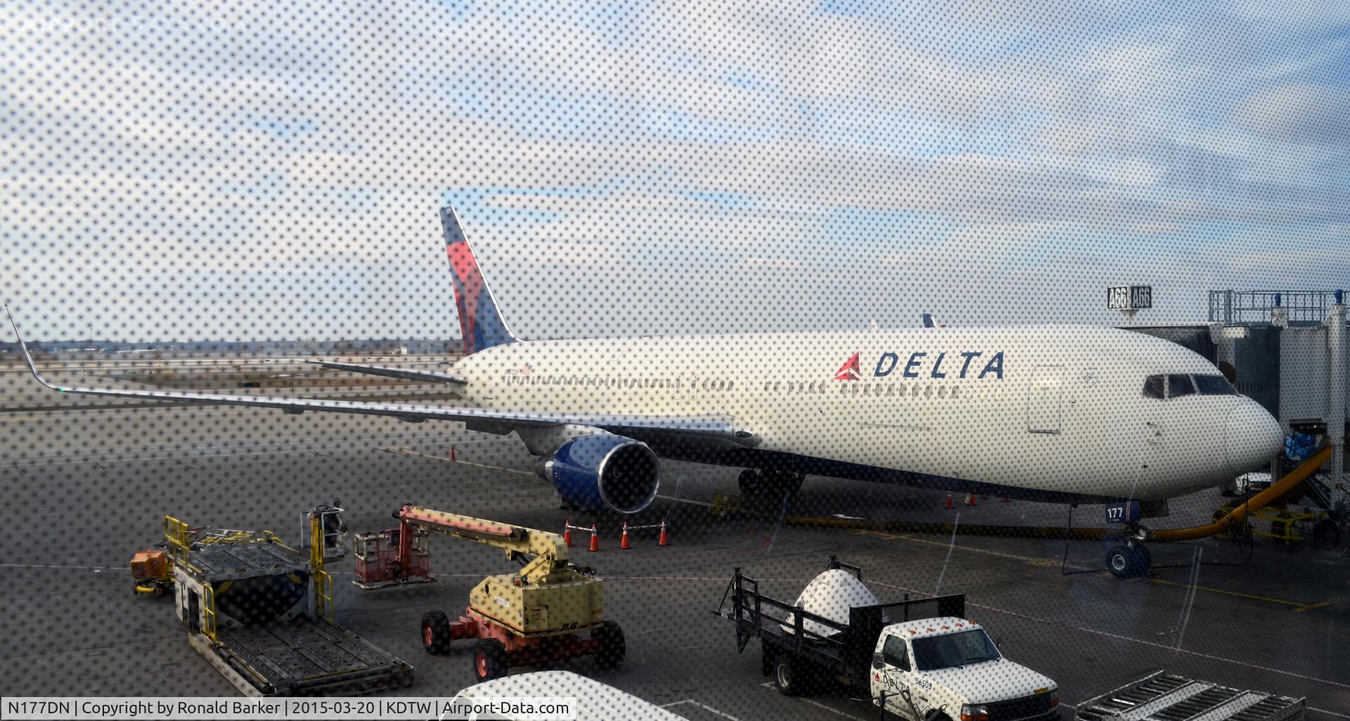 N177DN, 1991 Boeing 767-332 C/N 25122, At the gate Detroit