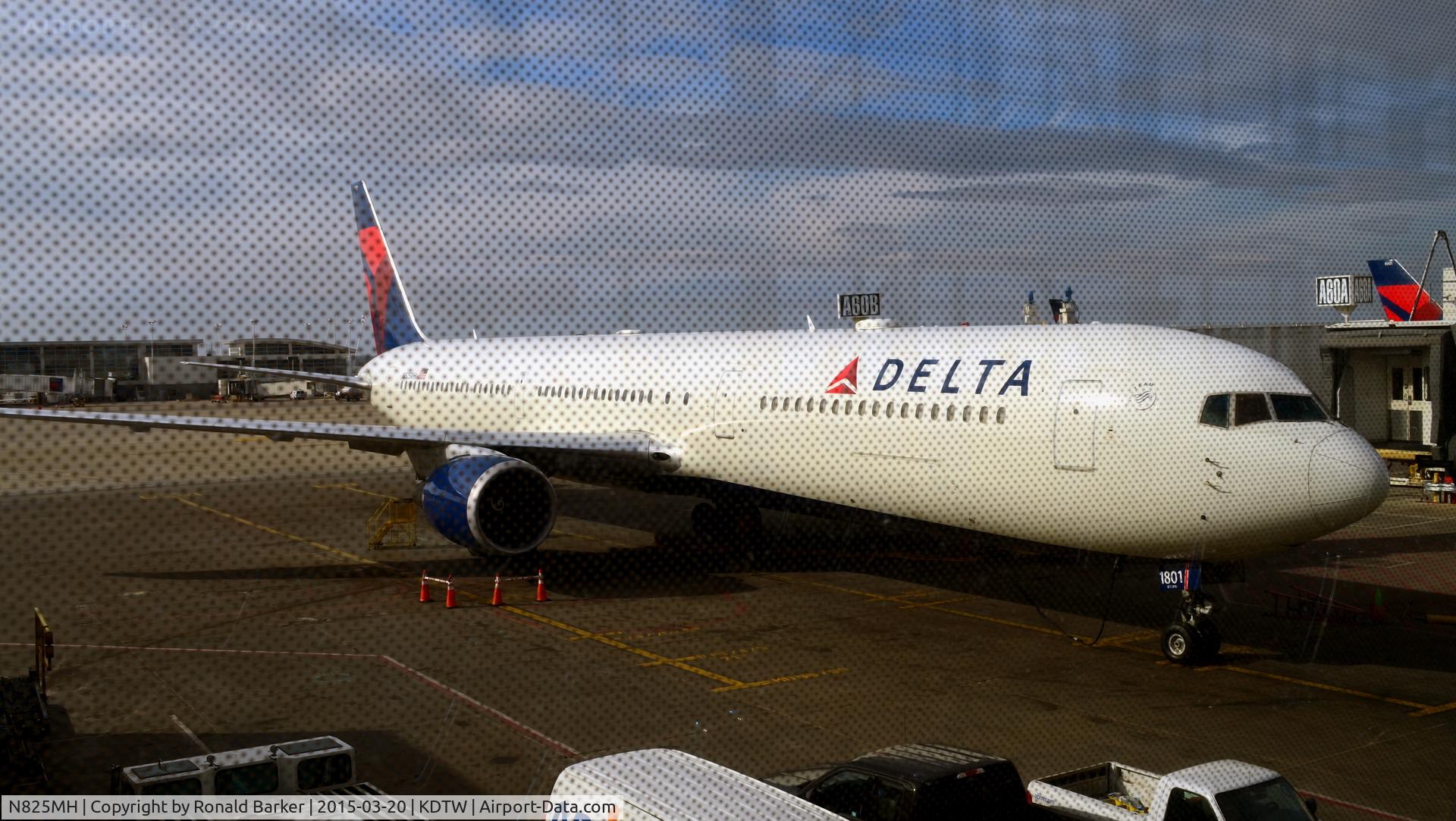 N825MH, 1999 Boeing 767-432/ER C/N 29703, Gate A60 Detroit