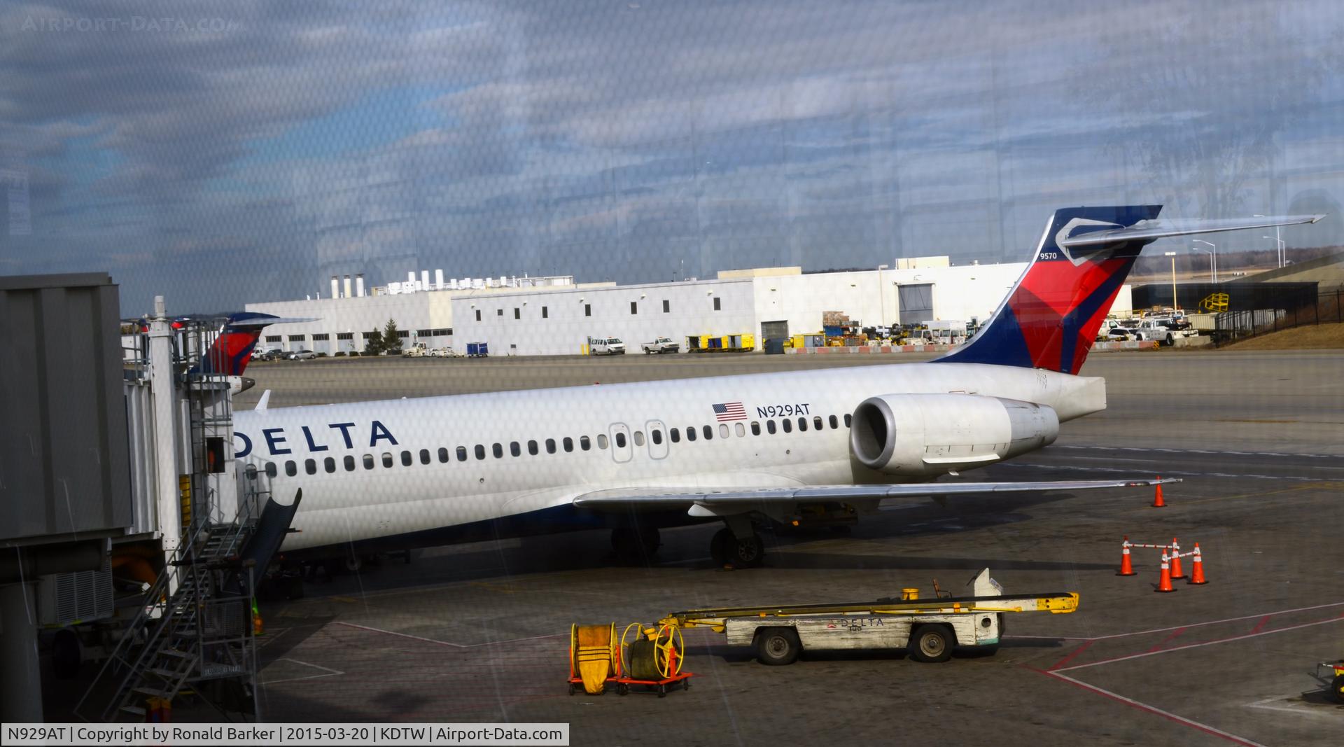 N929AT, 2000 Boeing 717-200 C/N 55075, At the gate Detroit