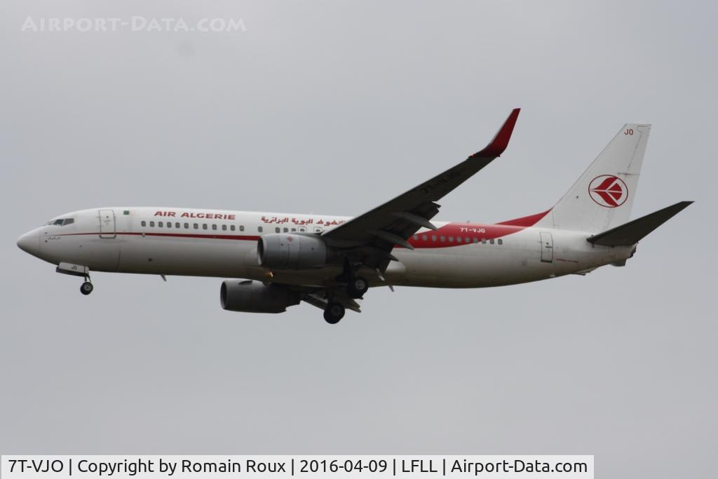 7T-VJO, 2001 Boeing 737-8D6 C/N 30207, Landing
