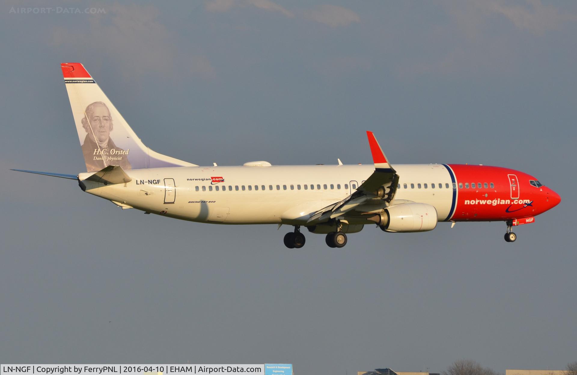 LN-NGF, 2012 Boeing 737-8JP C/N 39017, Norwegian B738 about to land on runway 18C.