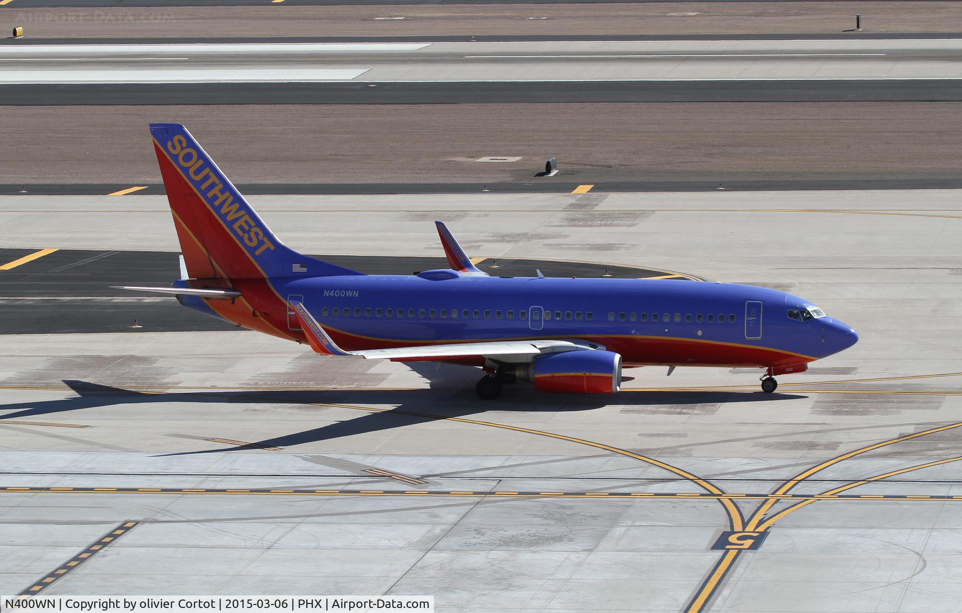 N400WN, 2001 Boeing 737-7H4 C/N 27891, taxiing at PHX