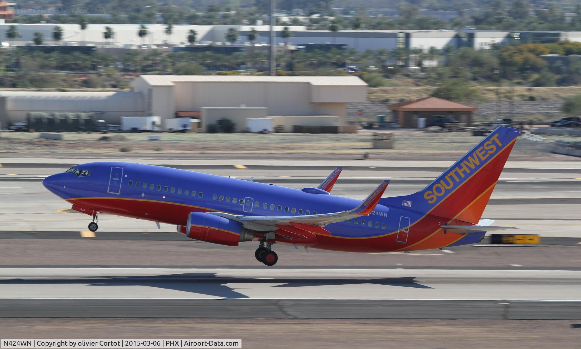 N424WN, 2002 Boeing 737-7H4 C/N 29828, leaving phoenix