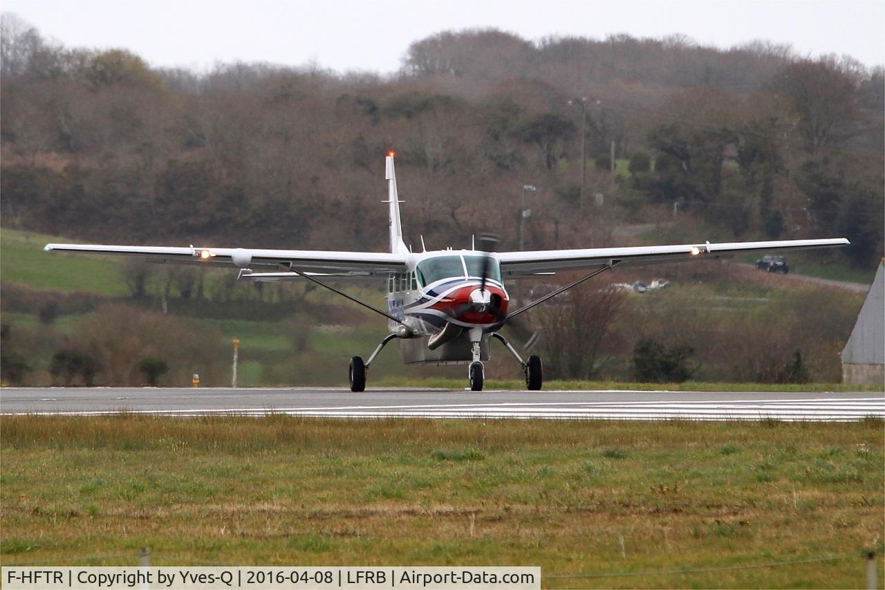 F-HFTR, 2008 Cessna 208B Grand Caravan C/N 208B-2041, Cessna 208B Grand Caravan, Holding point rwy 25L, Brest-Bretagne airport (LFRB-BES)