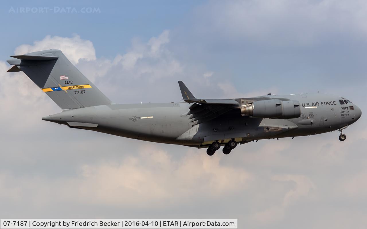 07-7187, 2007 Boeing C-17A Globemaster III C/N P-187, on final RW09