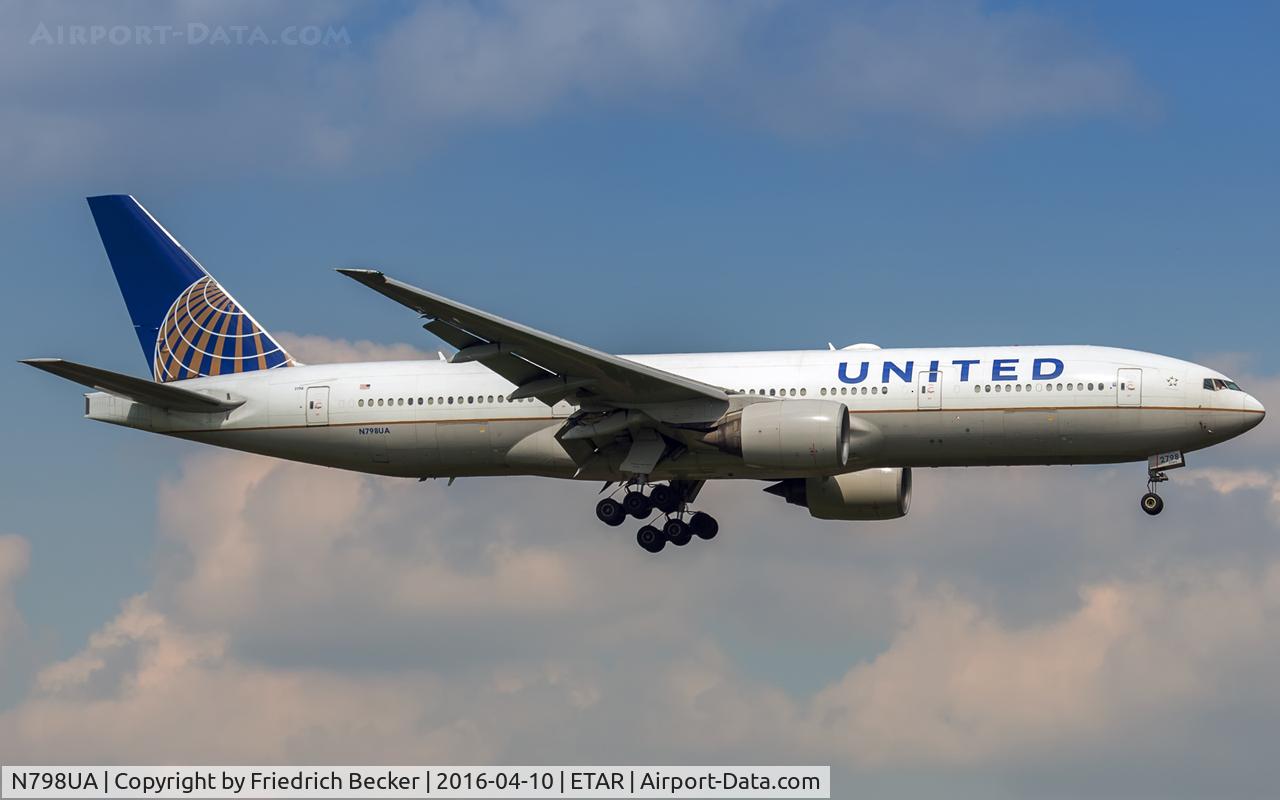 N798UA, 1998 Boeing 777-222ER C/N 26928, on final RW09