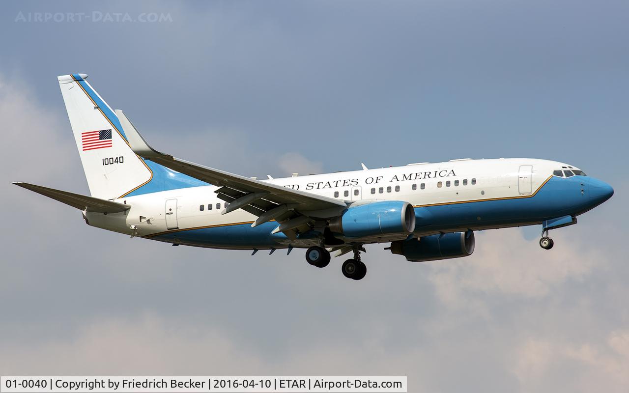 01-0040, 2000 Boeing C-40B (737-7DM BBJ) C/N 29971, on final RW09