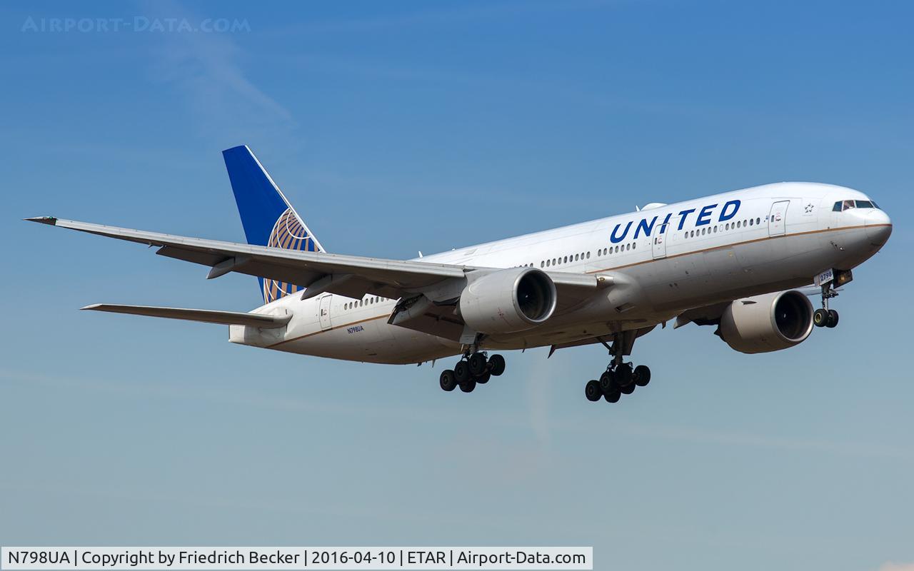 N798UA, 1998 Boeing 777-222ER C/N 26928, on final RW 09