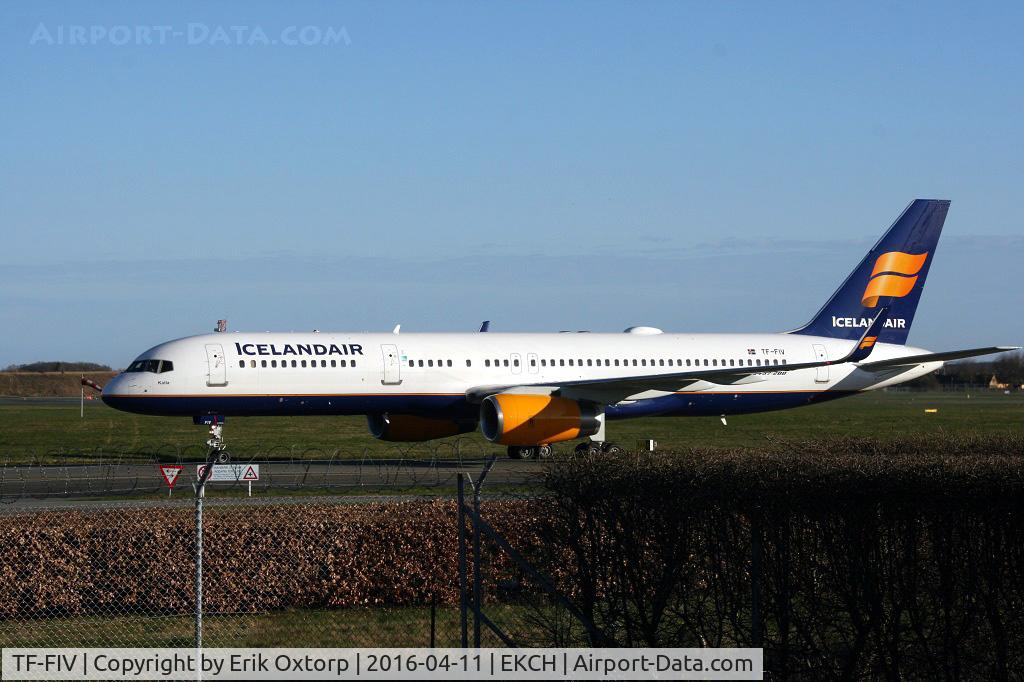 TF-FIV, 2001 Boeing 757-208 C/N 30424, TF-FIV just arrived rw 04L