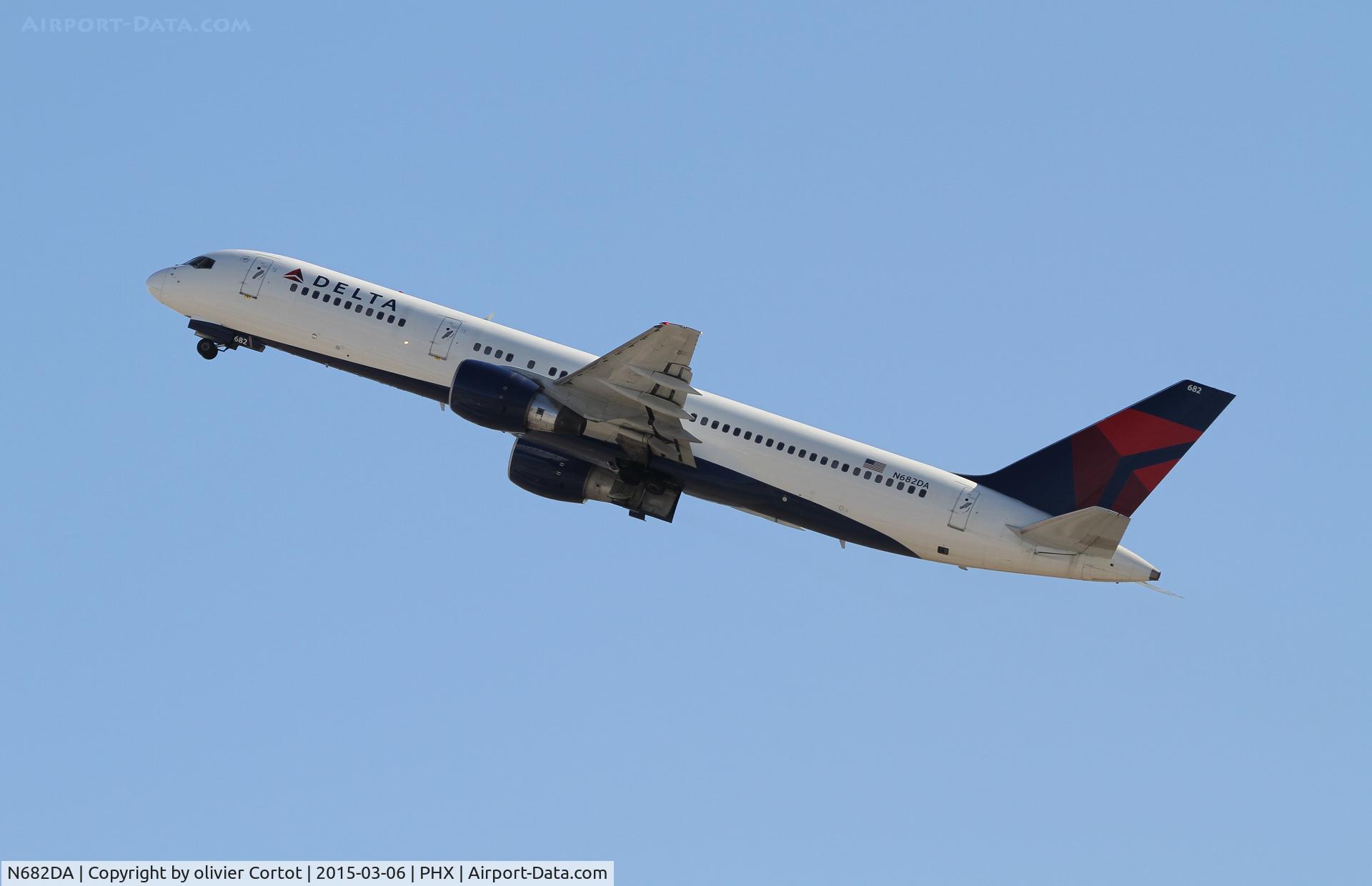 N682DA, 1993 Boeing 757-232 C/N 26958, leaving Phoenix