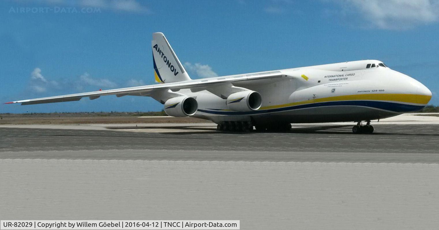 UR-82029, 1991 Antonov An-124-100 Ruslan C/N 19530502630/0210, Parking on Hato Int Airport on Curacao