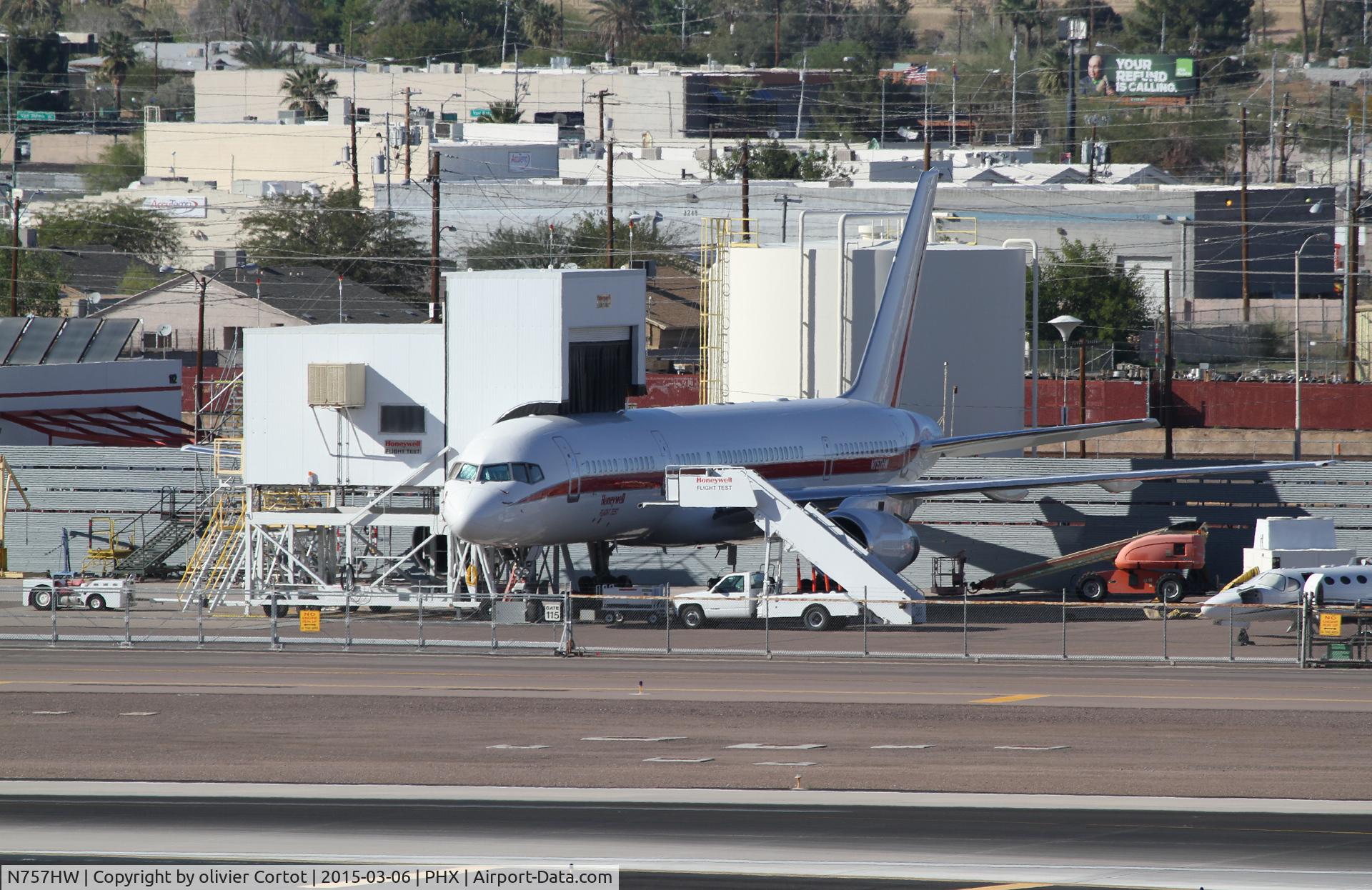 N757HW, 1982 Boeing 757-225 C/N 22194, Phoenix airport