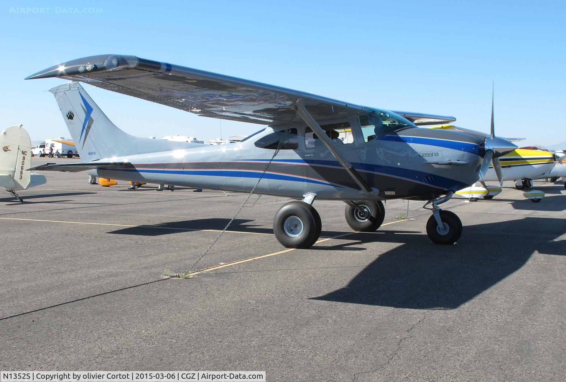 N1352S, 1976 Cessna 182P Skylane C/N 18264915, Cactus fly in