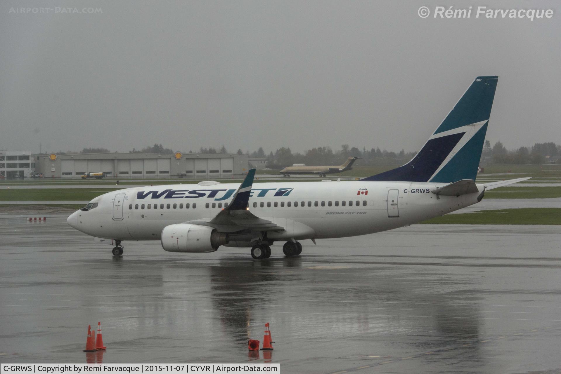 C-GRWS, 2002 Boeing 737-76N C/N 32881, Taxiing to domestic terminal.