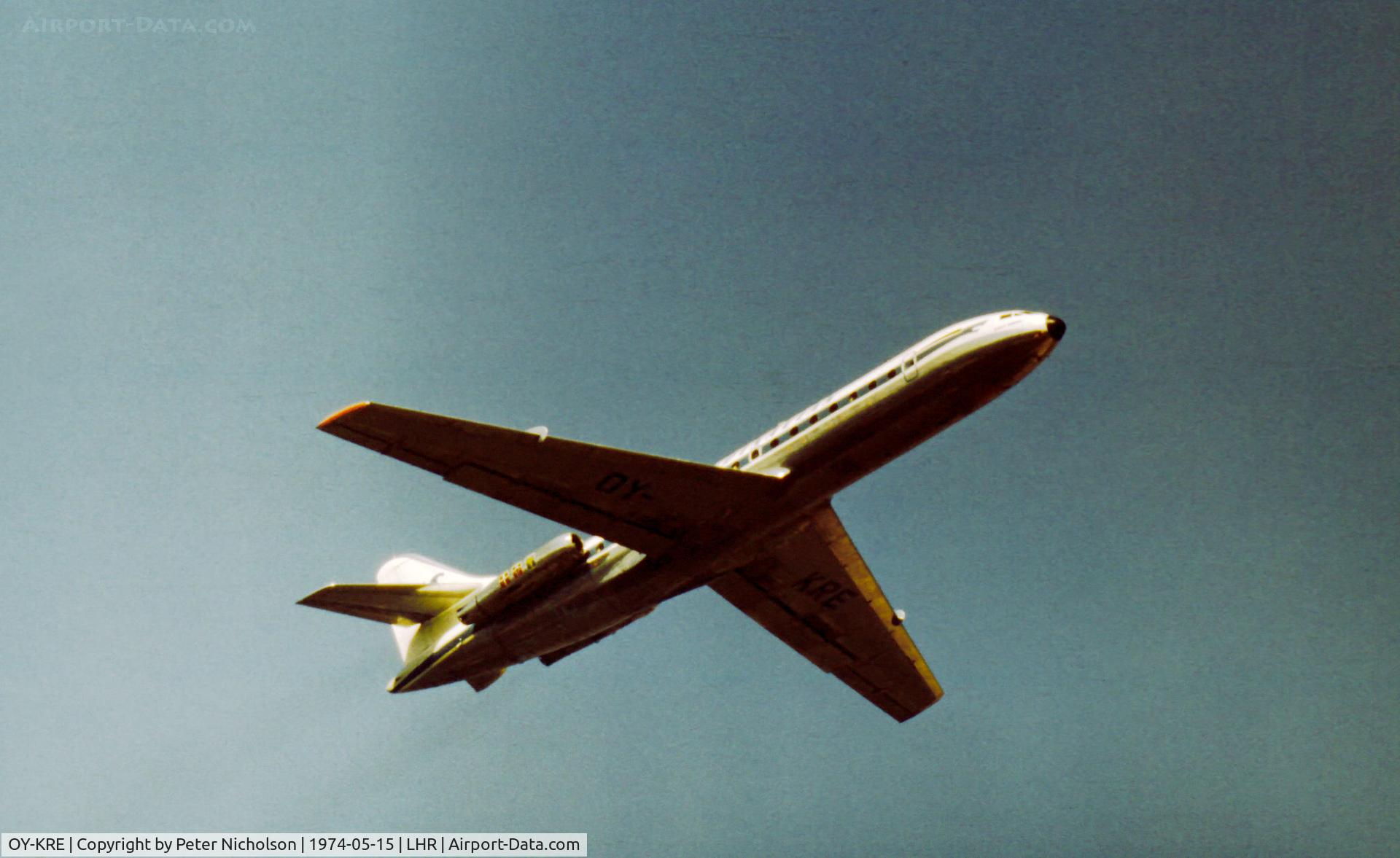 OY-KRE, 1960 Sud Aviation SE-210 Caravelle III C/N 049, Scandinavian Airlines System Caravelle II on approach to Heathrow in May 1974.