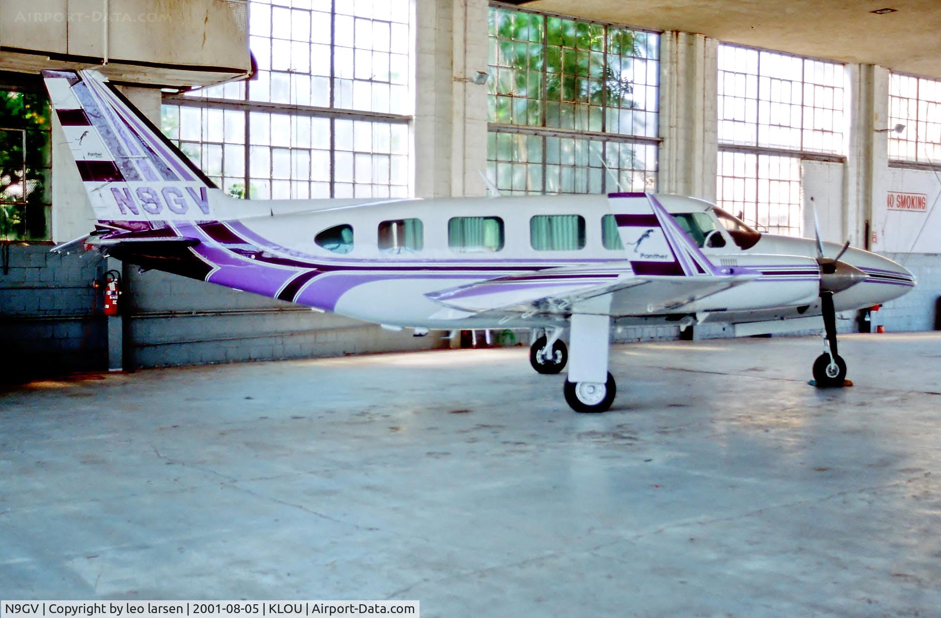 N9GV, 1982 Piper PA-31-350 Chieftain C/N 318252013, Bowman Field USA 5.8.01
