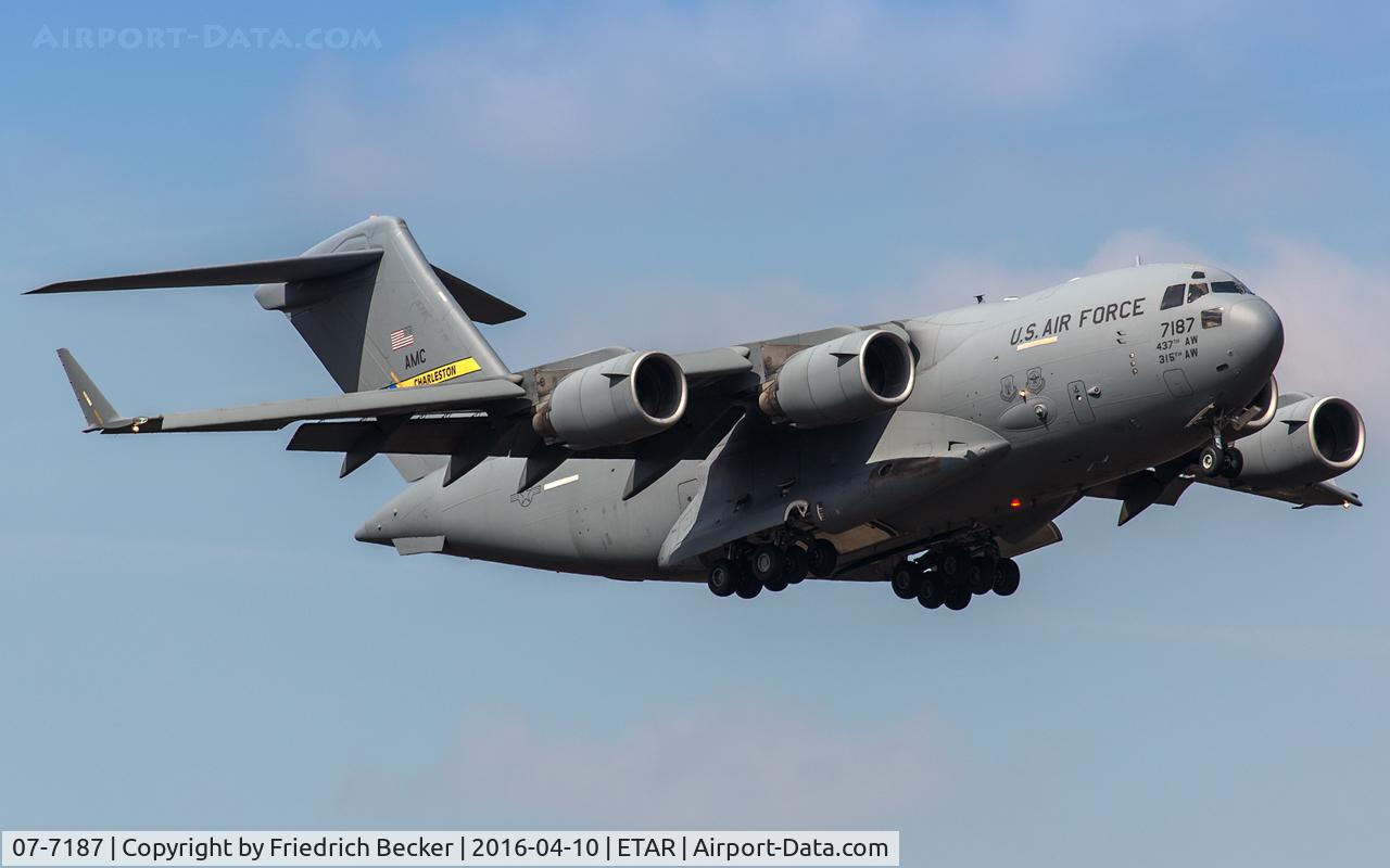 07-7187, 2007 Boeing C-17A Globemaster III C/N P-187, on final RW09