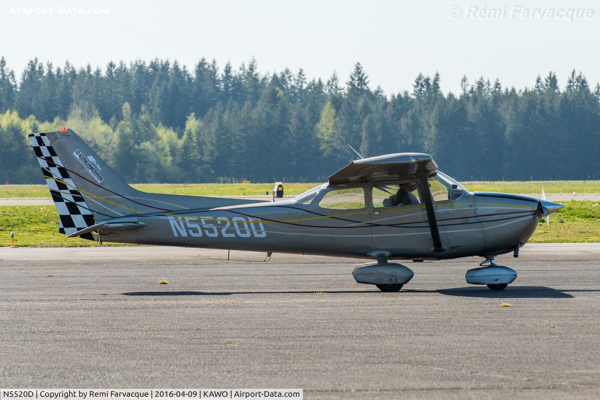 N5520D, 1979 Cessna 172N C/N 17272591, Taxiing in to park.