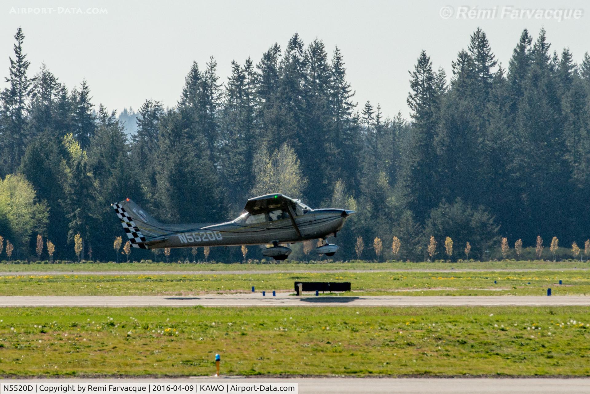 N5520D, 1979 Cessna 172N C/N 17272591, Take-off for touch-n-go landings.