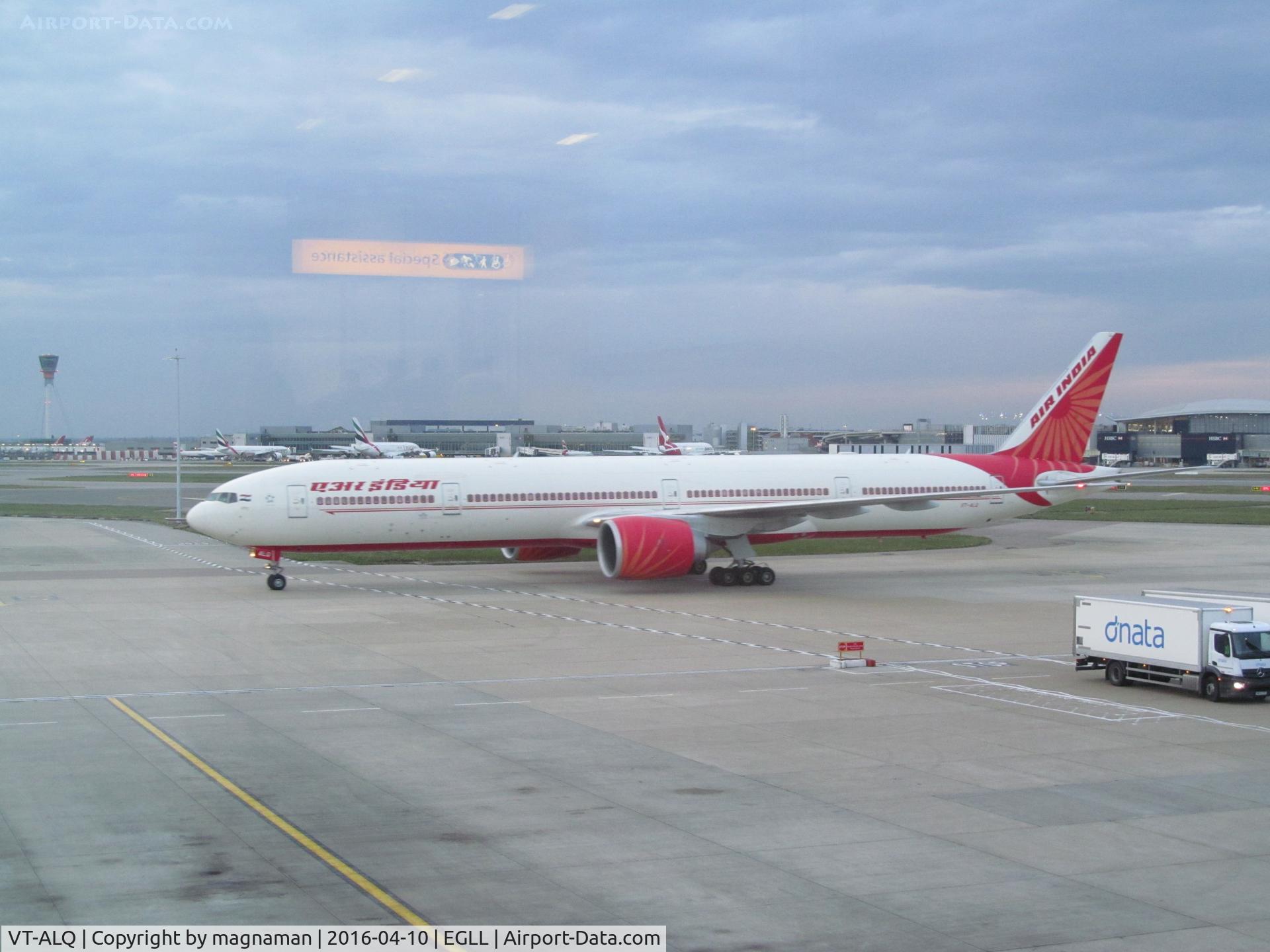 VT-ALQ, 2009 Boeing 777-337/ER C/N 36315, arriving in fading light