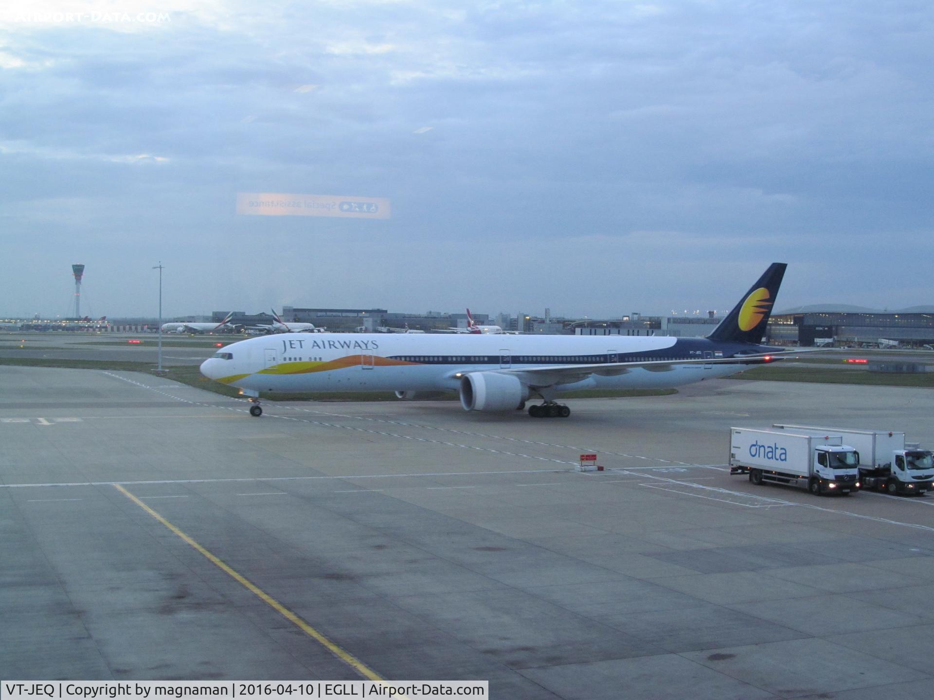 VT-JEQ, 2007 Boeing 777-35R/ER C/N 35161, dusk arrival