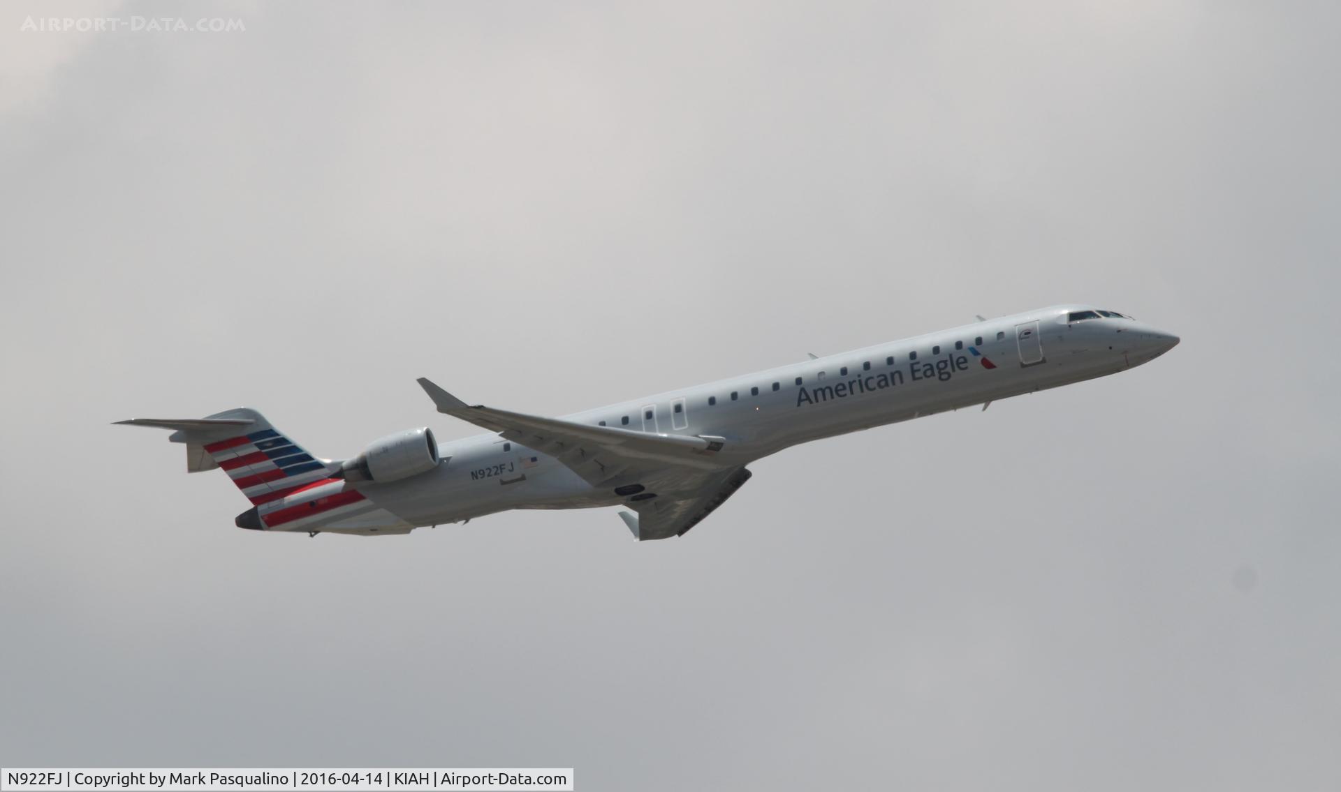 N922FJ, 2004 Bombardier CRJ-900ER (CL-600-2D24) C/N 15022, CL600-2D24
