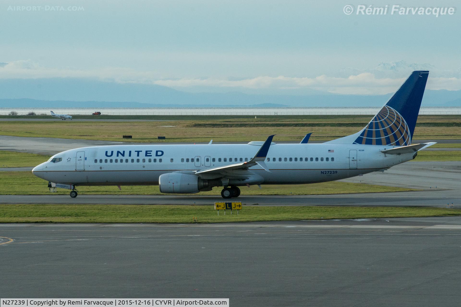N27239, 1999 Boeing 737-824 C/N 28951, Taxiing for take-off, south runway.