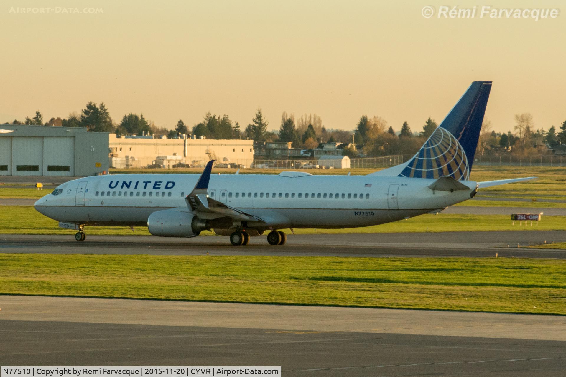 N77510, 2008 Boeing 737-824 C/N 32828, Taxiing for take-off, south runway.