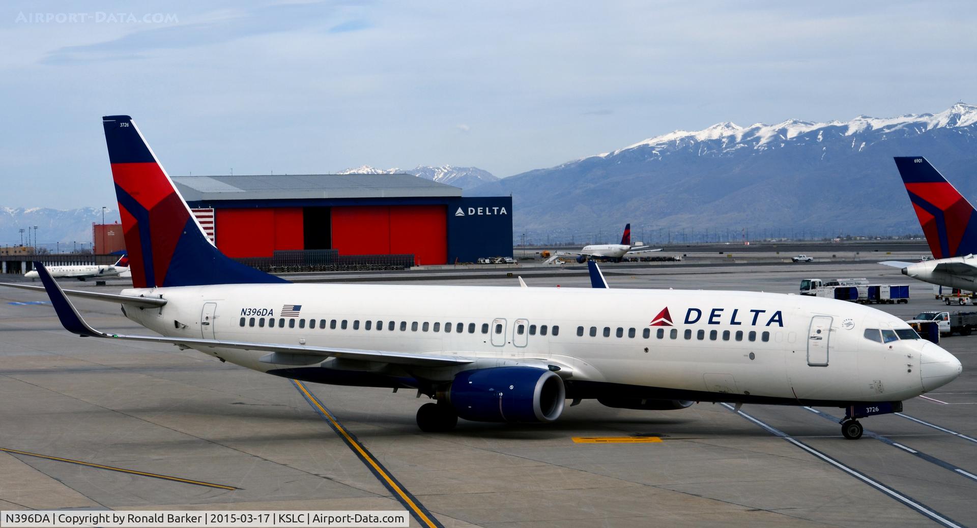 N396DA, 2000 Boeing 737-832 C/N 30378, Taxi SLC