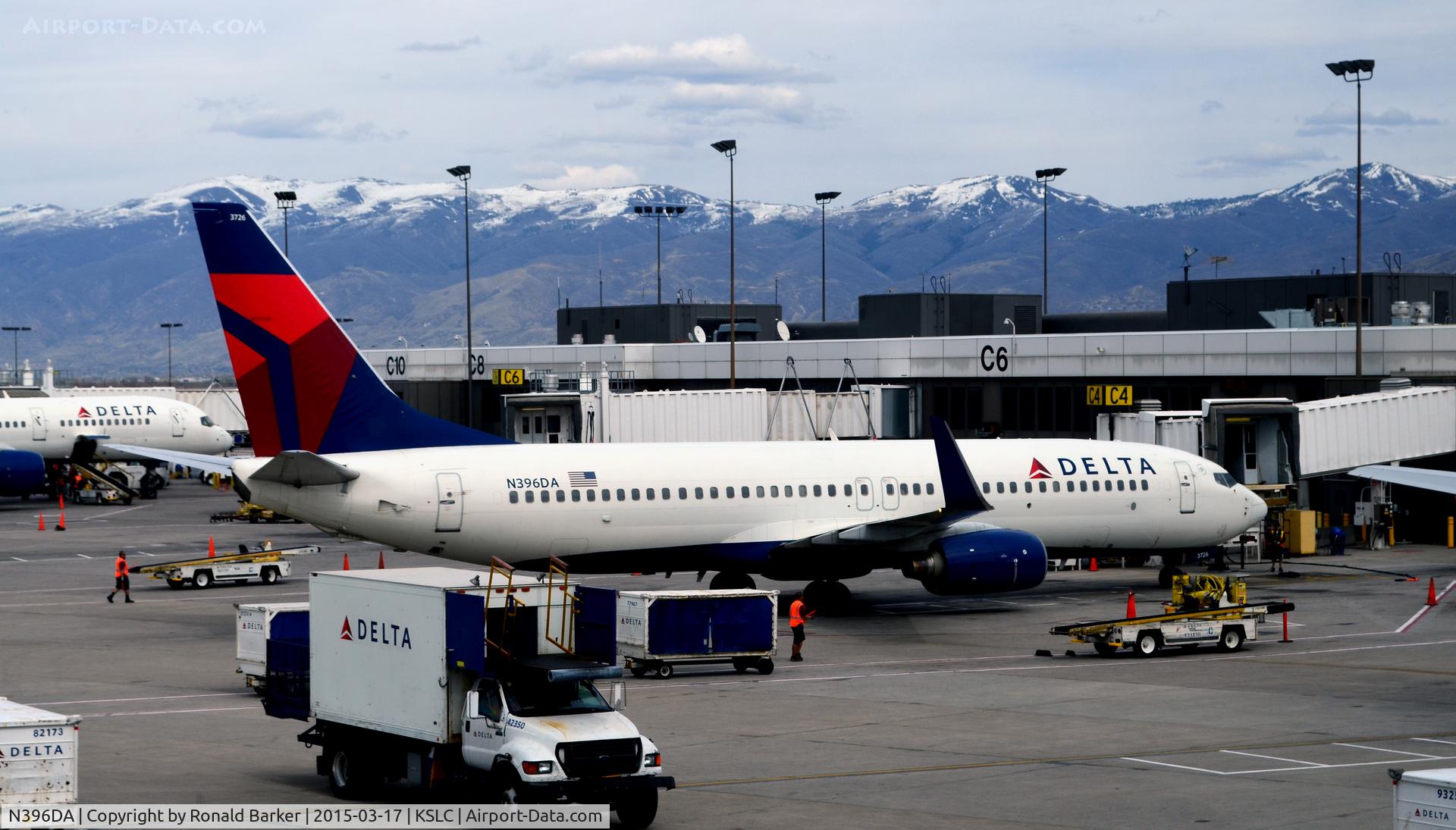 N396DA, 2000 Boeing 737-832 C/N 30378, Gate C4 SLC