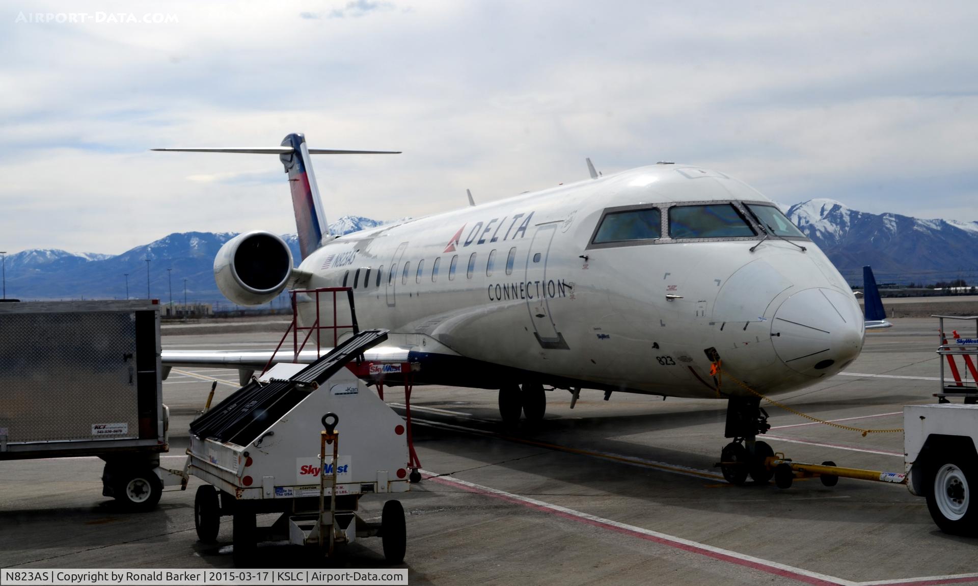 N823AS, 1997 Canadair CRJ-200ER (CL-600-2B19) C/N 7196, At the gate SLC
