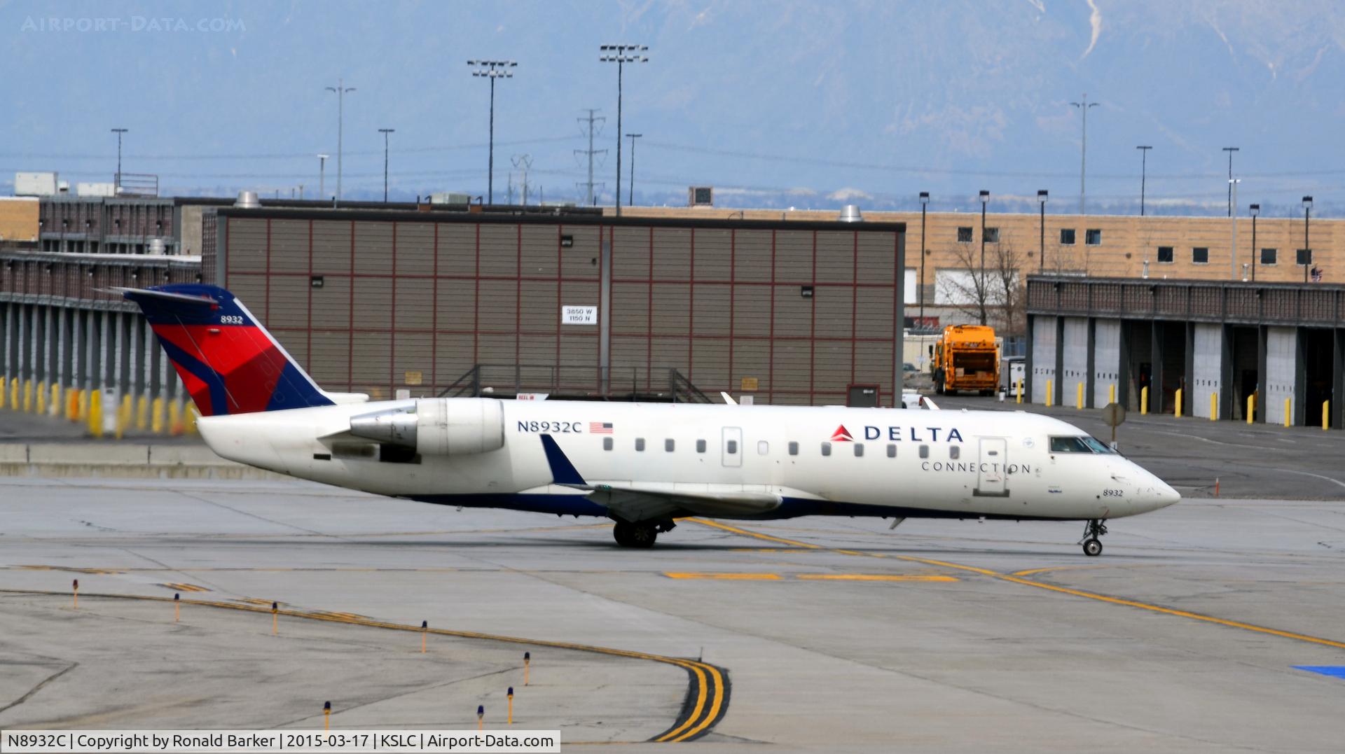 N8932C, 2004 Bombardier CRJ-200 (CL-600-2B19) C/N 7932, Taxi SLC