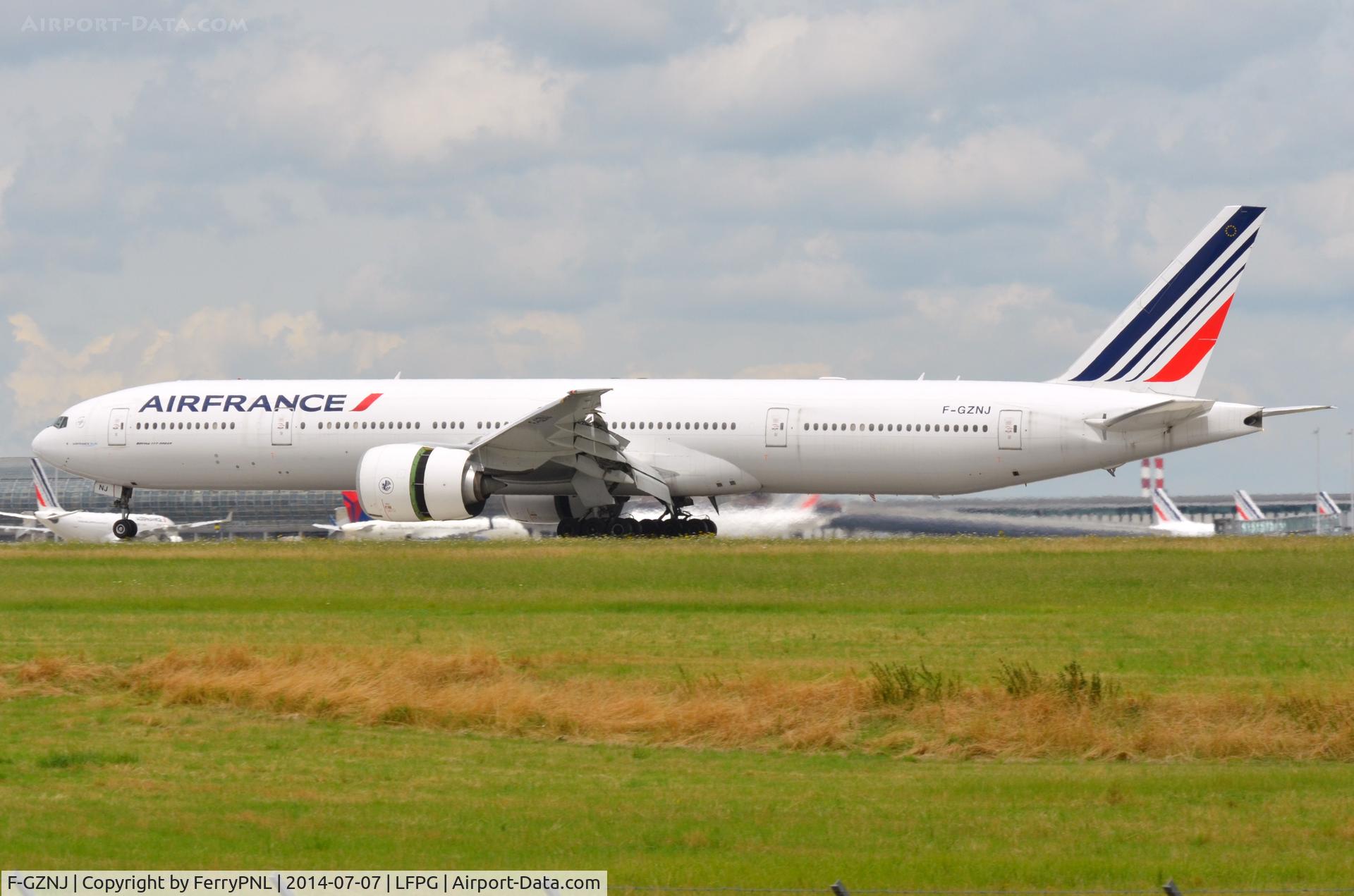 F-GZNJ, 2011 Boeing 777-328/ER C/N 38706, B773 arriving