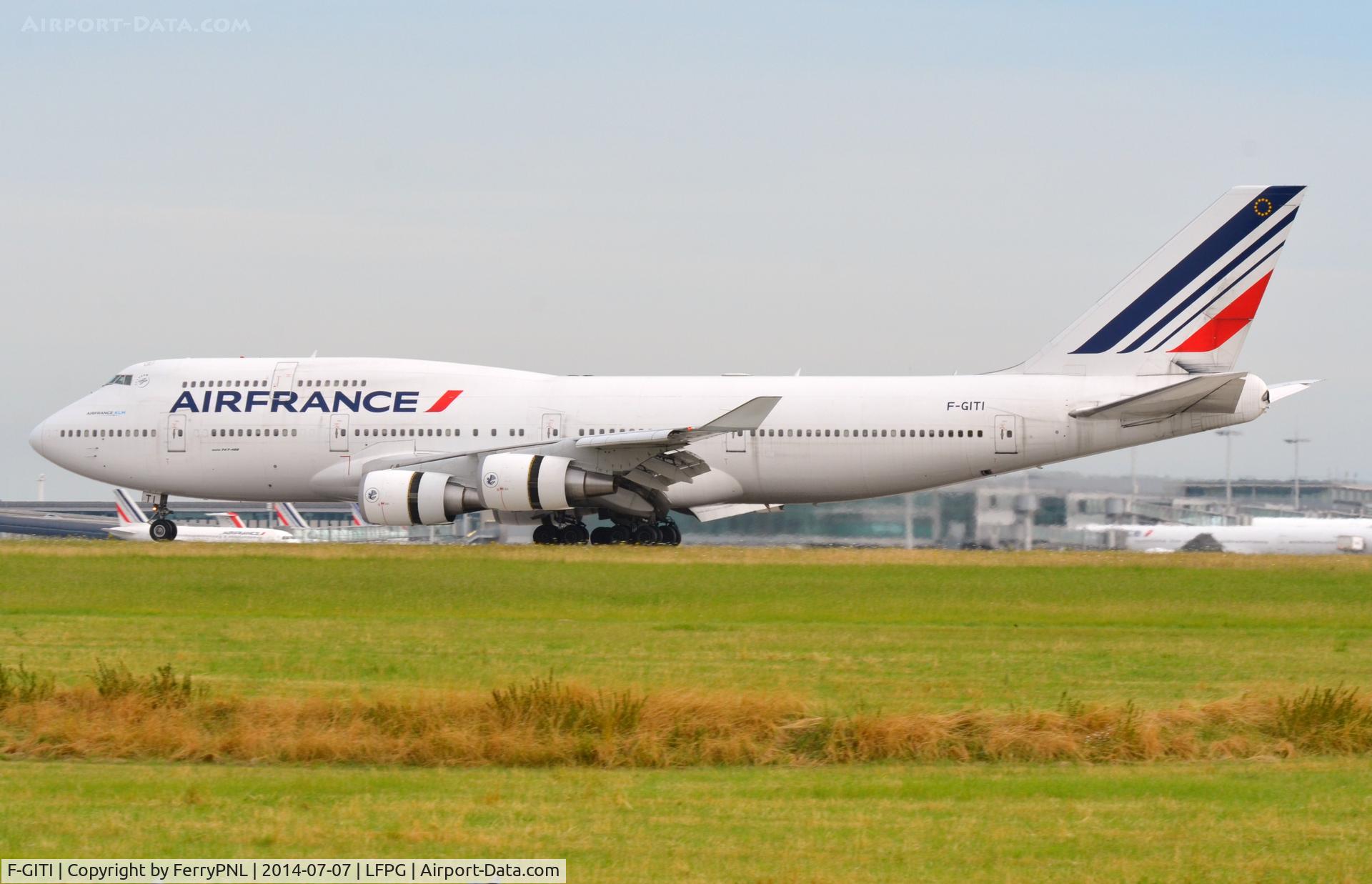 F-GITI, 2003 Boeing 747-428 C/N 32869, Air France B744 reversing to come to a stop.