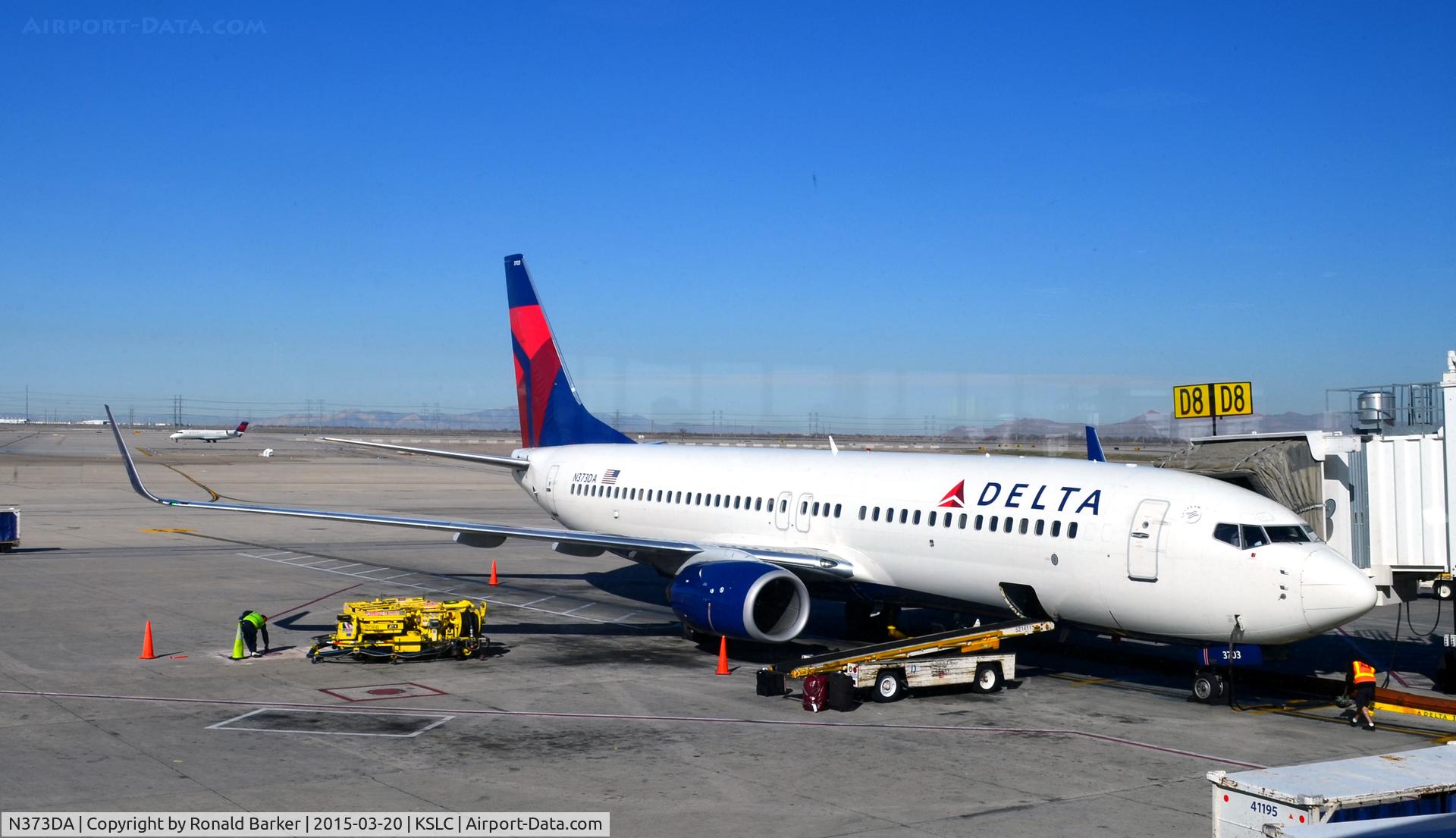 N373DA, 1998 Boeing 737-832 C/N 29621, Gate D8 SLC