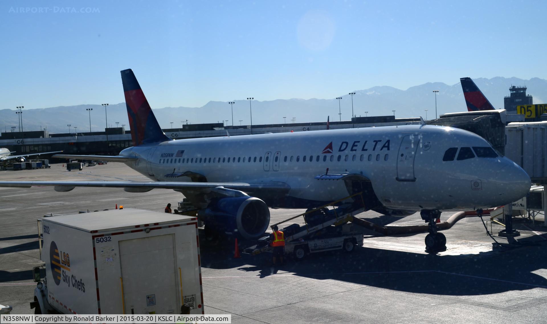 N358NW, 1998 Airbus A320-212 C/N 832, Gate D5 SLC