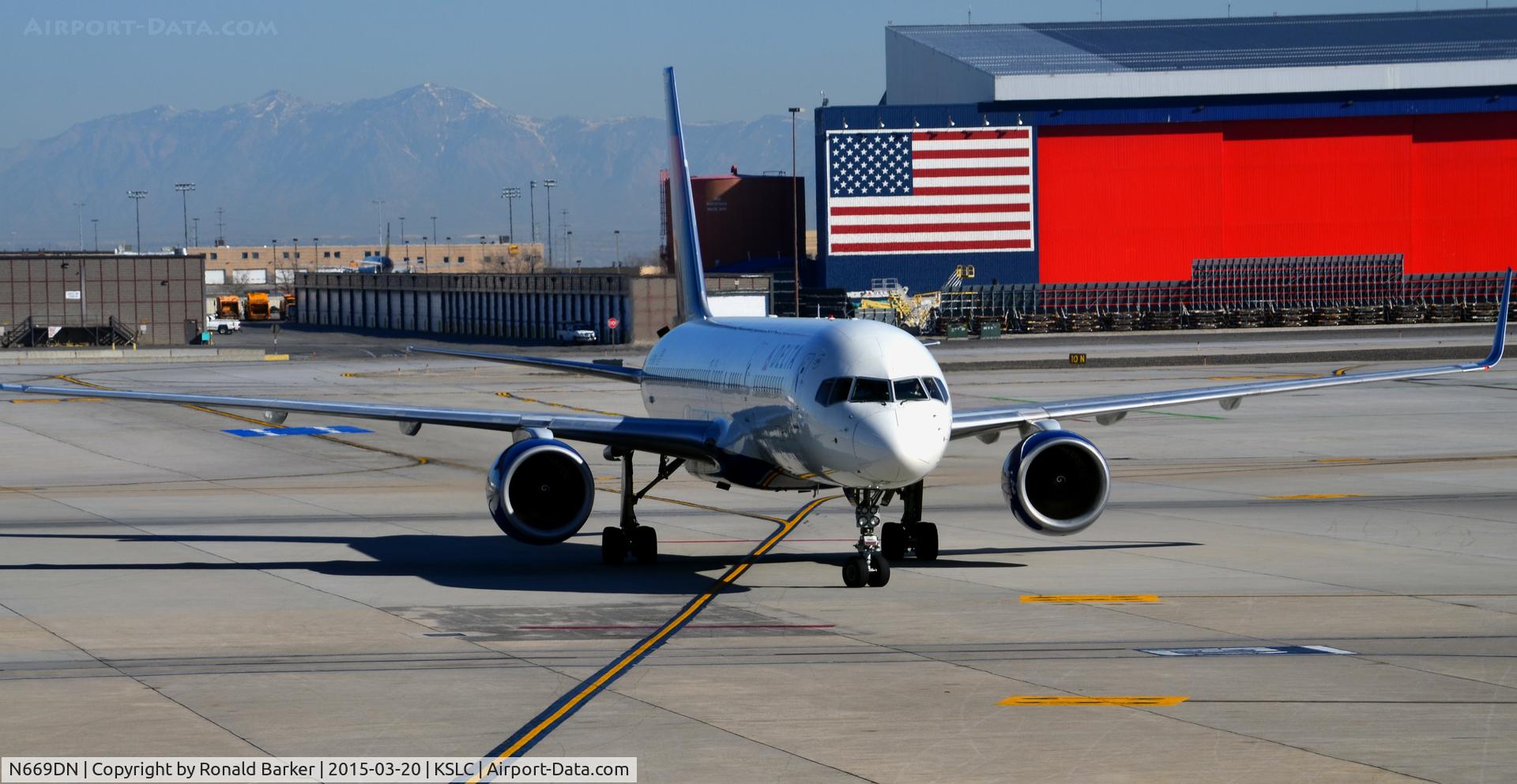 N669DN, 1991 Boeing 757-232 C/N 25142, Taxi SLC
