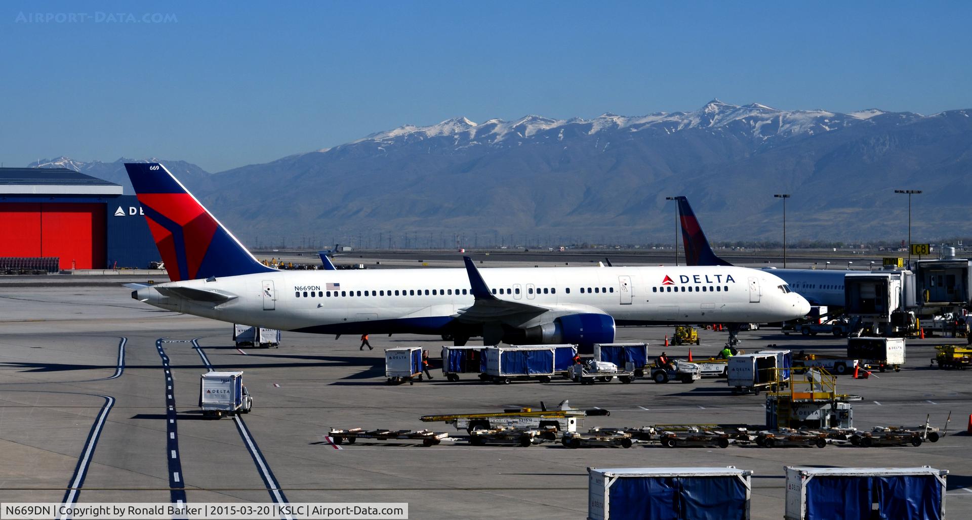 N669DN, 1991 Boeing 757-232 C/N 25142, Taxi SLC