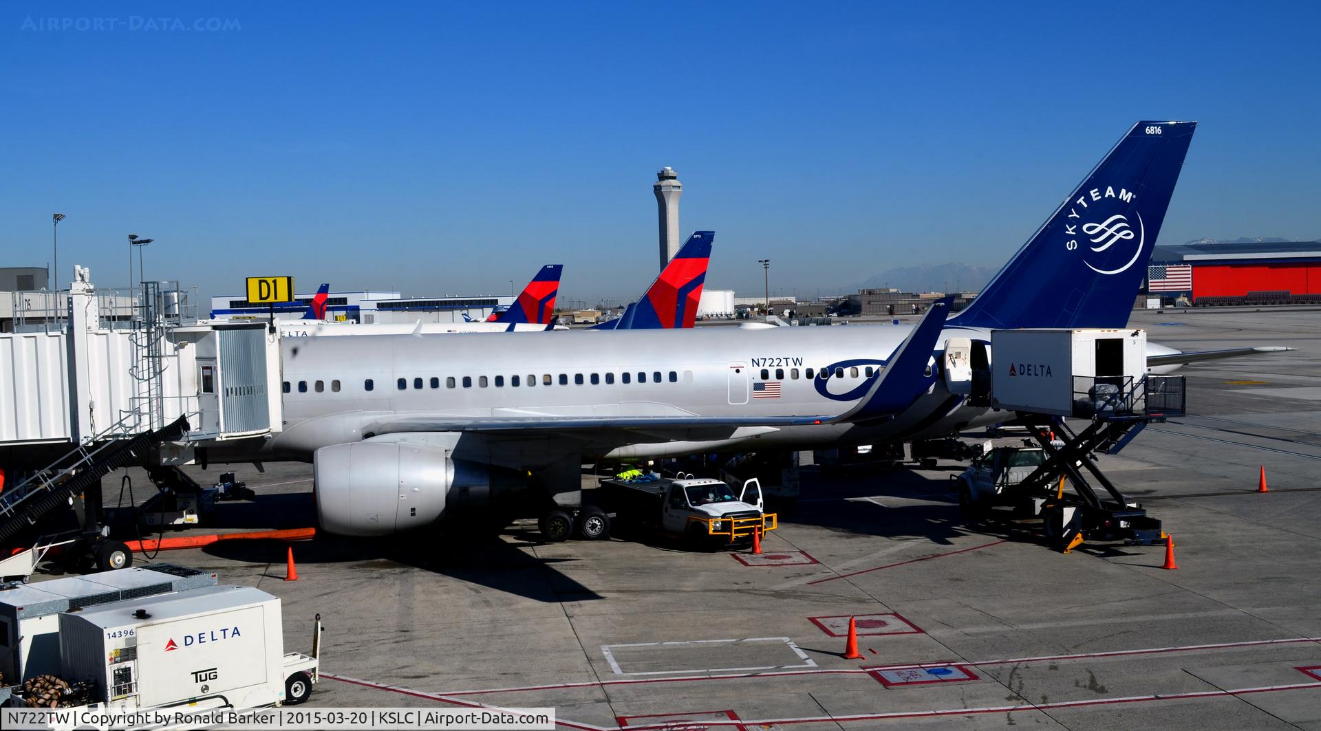 N722TW, 1999 Boeing 757-231 C/N 29385, Gate D1 SLC