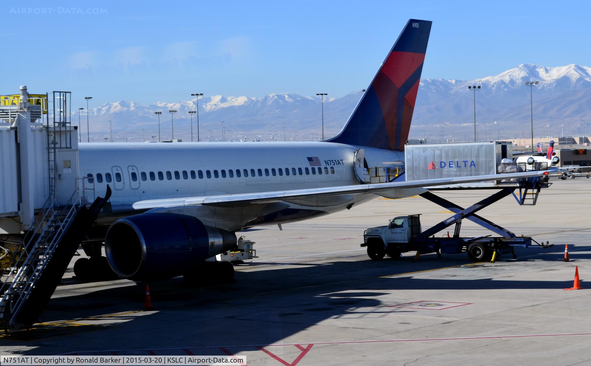 N751AT, 1984 Boeing 757-212 C/N 23125, Gate D6 SLC
