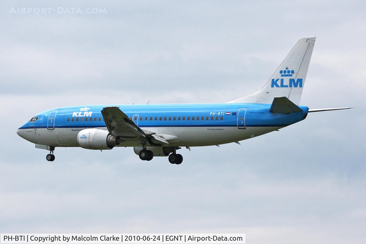 PH-BTI, 1997 Boeing 737-306 C/N 28720, Boeing 737-306 on approach to 25 at Newcastle Airport,June 2010.