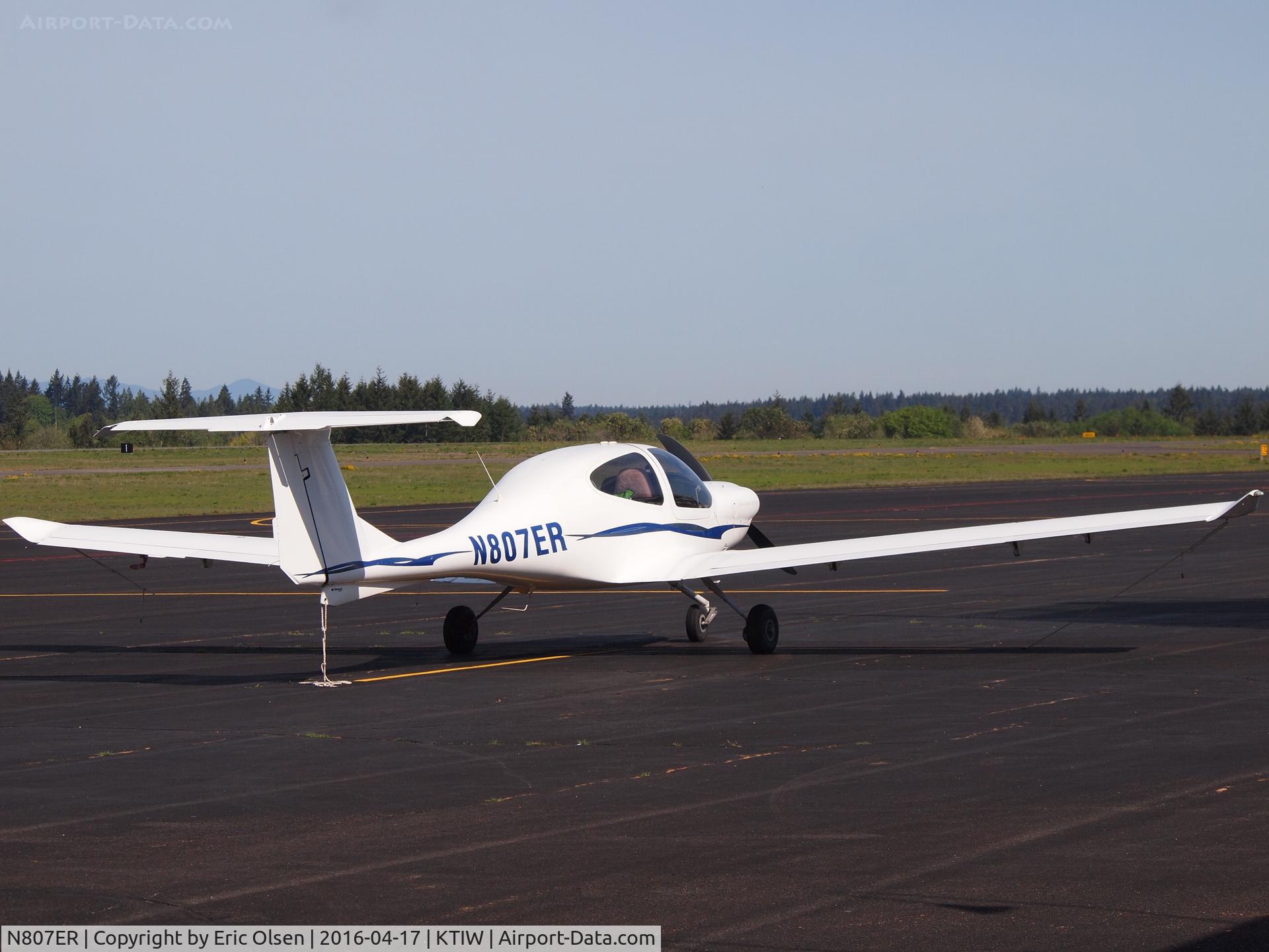 N807ER, 2003 Diamond DA-40 Diamond Star C/N 40.318, Diamond DA-40 looking at home at the Tacoma Narrows Airport.