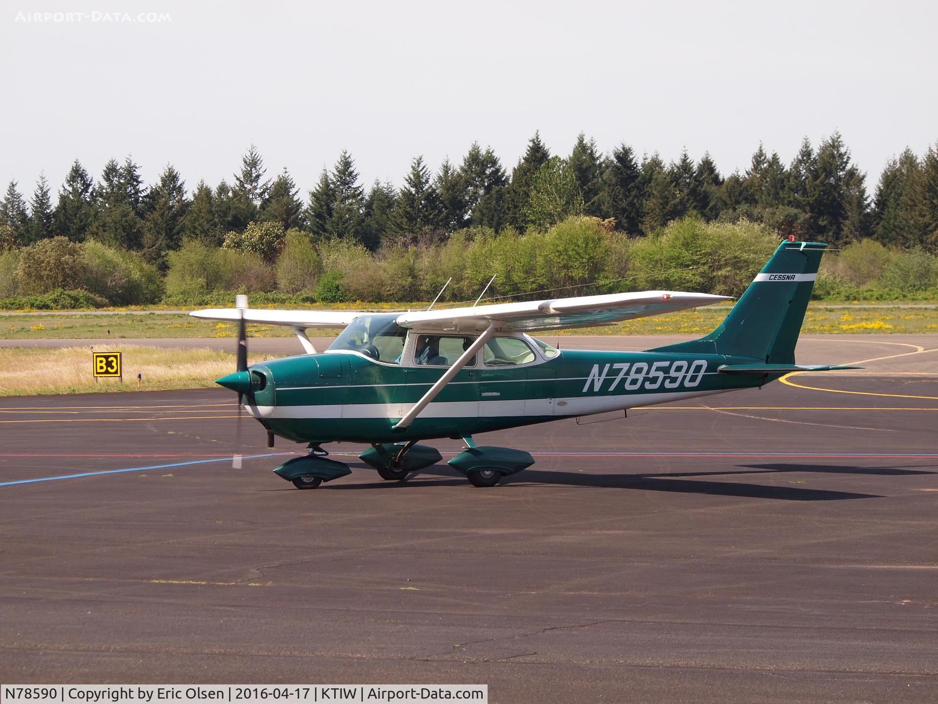 N78590, 1968 Cessna 172K Skyhawk C/N 17257676, Cessna 172K taxing in at Tacoma Narrows Airport.