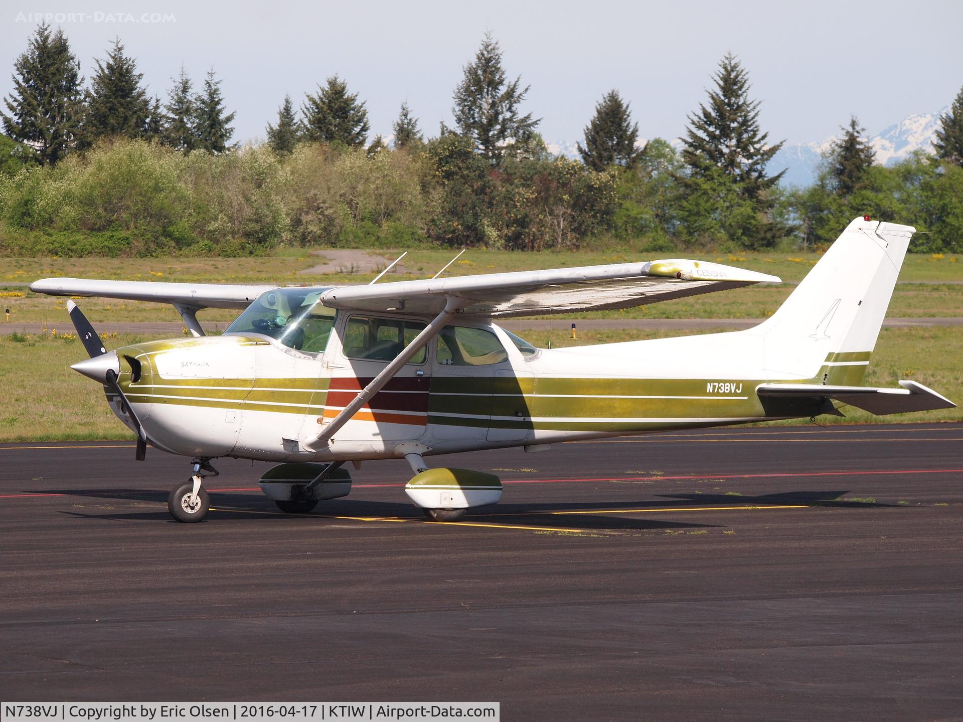 N738VJ, 1978 Cessna 172N C/N 17270269, Cessna 172 at Tacoma Narrows Airport in front of The Hub.