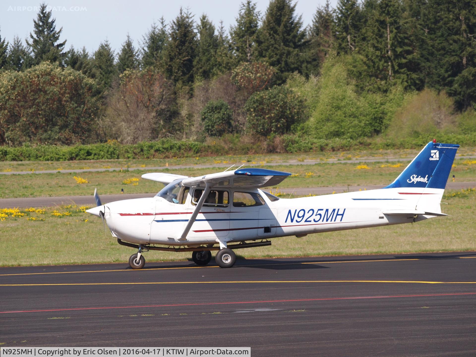 N925MH, 1999 Cessna 172R C/N 17280731, Cessna 172 at the Tacoma Narrows Airport.
