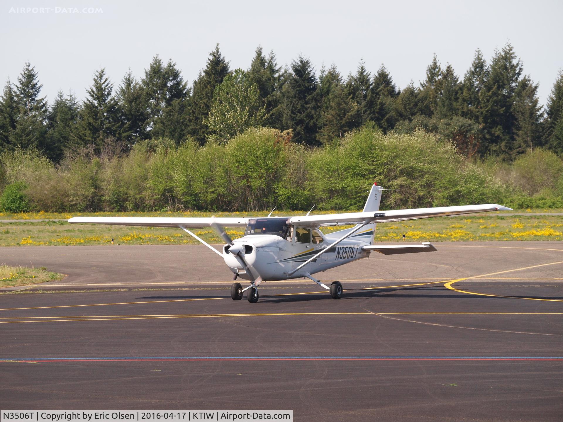 N3506T, 2001 Cessna 172S C/N 172S8962, 172S at the Tacoma Narrows Airport.