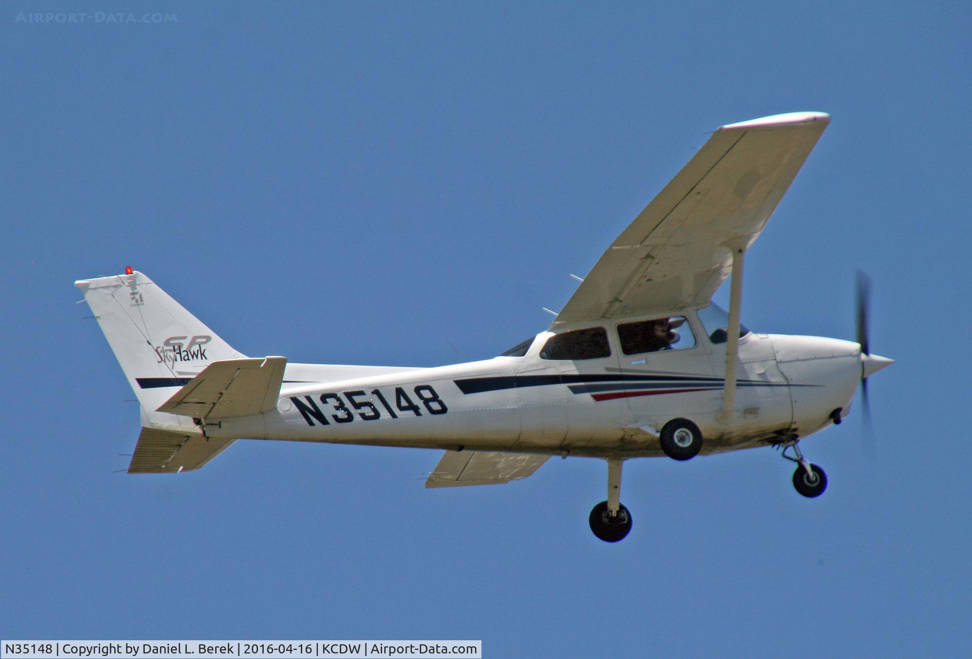 N35148, 2001 Cessna 172S C/N 172S8930, A handsome Skyhawk SP roars from Essex County Airport.