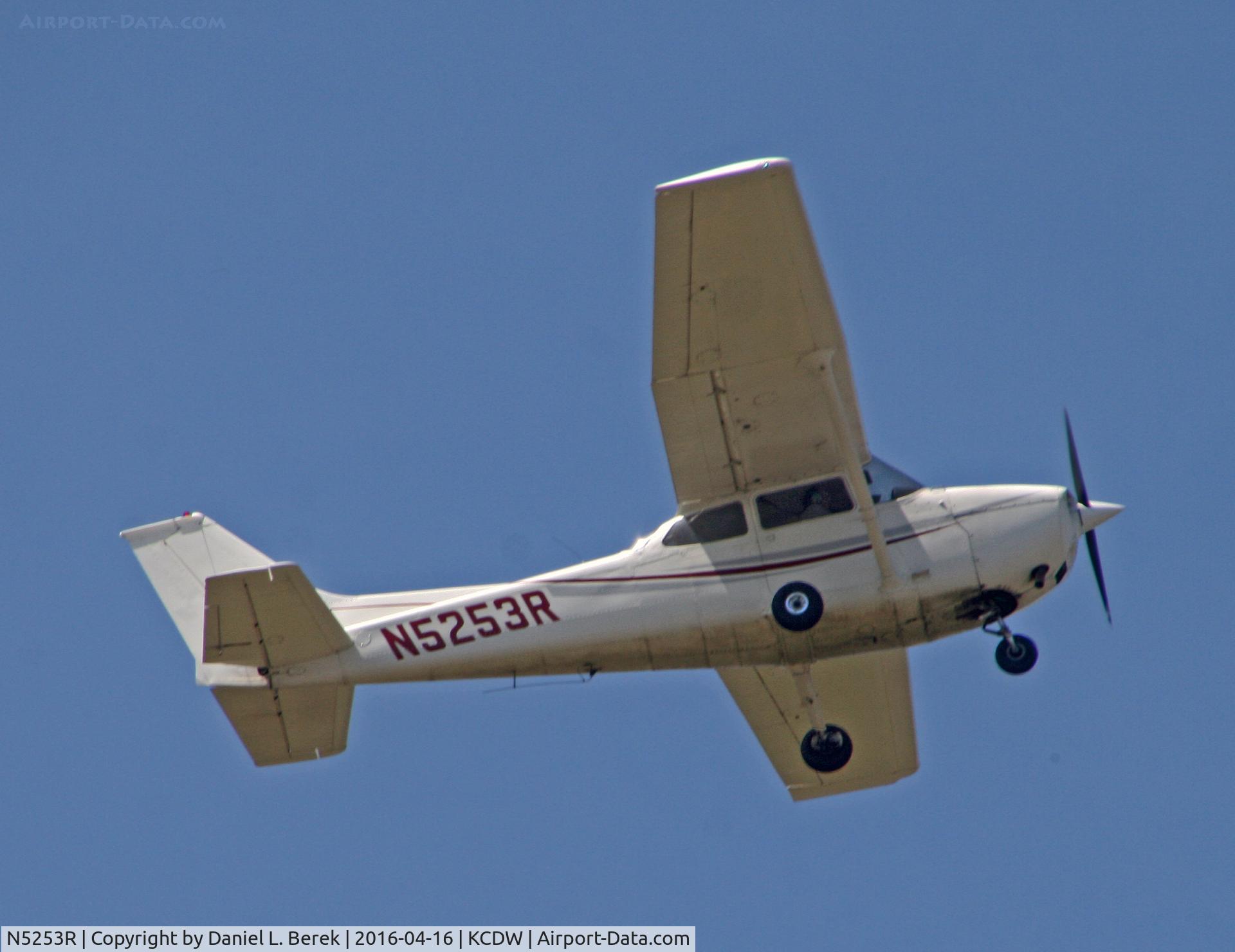 N5253R, 1974 Cessna 172M C/N 17263467, A fine 1974-vintage Skyhawk takes off from Essex County Airport.
